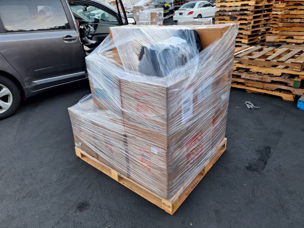 為什麼推薦Car2TW/Ship2TW國際搬家運車服務呢？「從跨國運車到搬家，從海運到空運，從打包到報關清關，從車輛測試到後續保養維修服務等所有服務都由單一窗口同一個集團處理，從頭到尾24小時專業客服真人服務，這讓客戶非常放心且安全有保障，不用找多家公司協調，也不用擔心找不到人詢問，重點是整體價格還是市場上最便宜，單一品項或許不是市場中最便宜，但是整體價格費用及服務品質在市場上找不出第二家競爭對手可以比較。」這是許多客戶分析比較得出的結論。